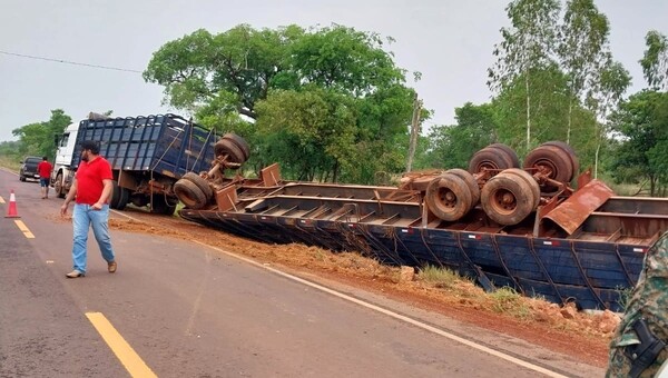 Madre quiso evitar que transganado arrollara a su pequeña hija pero fue embestida por el camión y falleció en medio de la ruta – La Mira Digital
