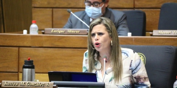 Denuncian a la senadora Kattya González por maestría y doctorado simultáneos
