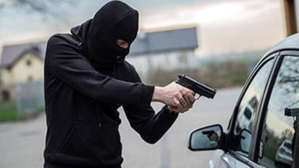 Fueron a rezar y al salir de la parroquia ¡le robaron el auto!