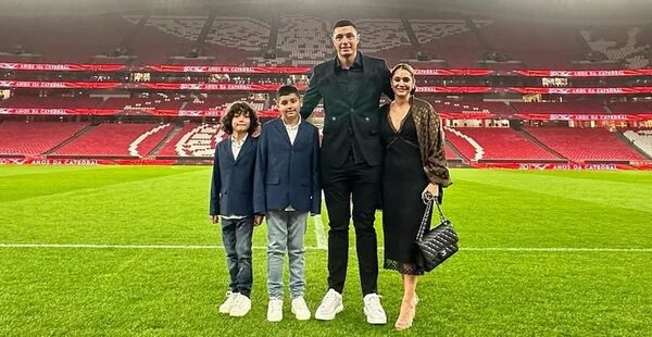 “Tacuara” Cardozo, rodeado de su esposa e hijos, recibió homenaje en el Benfica - Gente - ABC Color