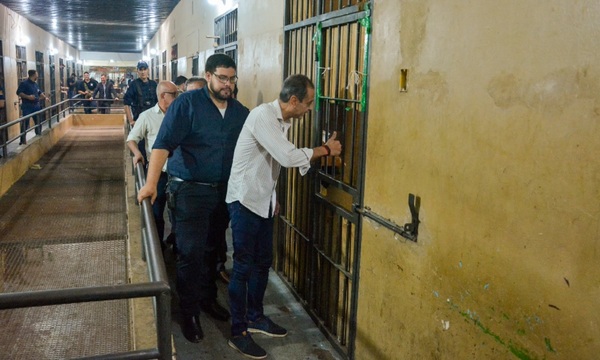 Barchini visitó cárcel de Coronel Oviedo y constató que población penal redobla su capacidad