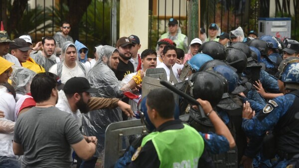 Desvinculados de Itaipú protestan frente a Mburuvicha Róga