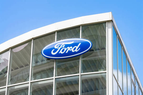 El sindicato United Auto Workers y Ford alcanzan un principio de acuerdo para poner fin a la huelga - Revista PLUS