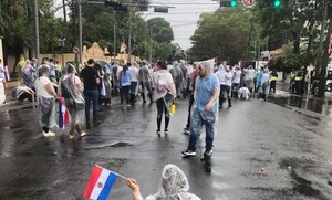 Despidos en Itaipú: con gases lacrimógenos, policías reprimieron a manifestantes - El Independiente