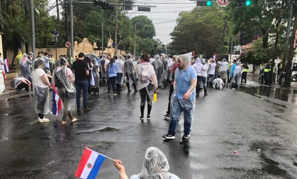 Despidos en Itaipú: con gases lacrimógenos, policías reprimieron a manifestantes - El Independiente