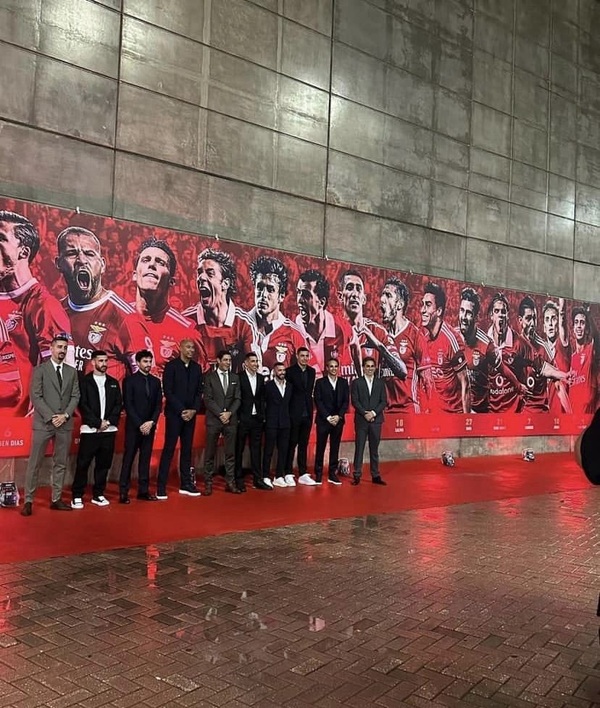Oscar "Tacuara" Cardozo presente en el mural homenaje a los ídolos del Benfica