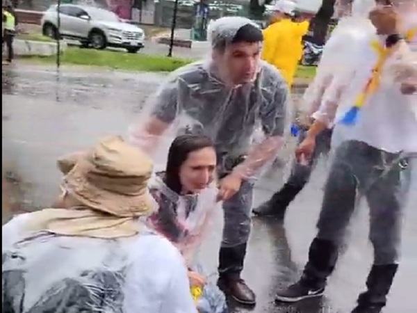 Policía dispersa con lacrimógenos manifestación de descontratados de Itaipú - La Tribuna