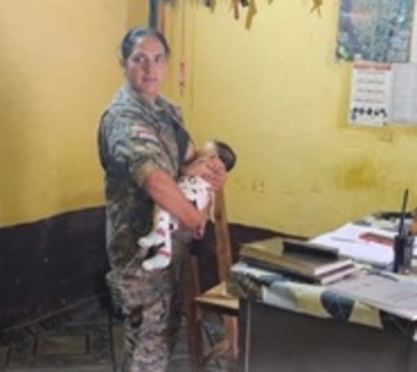 Suboficial de policia amamanta a beba accidentada con su madre - Paraguay.com