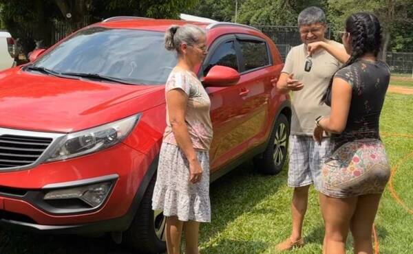 Rosy Alderete le regaló una camioneta a su mamá y papá