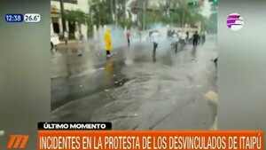 Desvinculados de Itaipú fueron reprimidos por la Policía durante manifestación