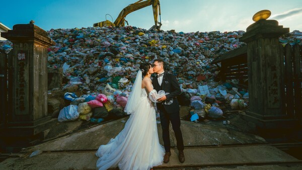 Novios se toman fotos frente a un basural para denunciar la contaminación