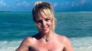 Britney Spears se volvió a mostrar como Dios la trajo al mundo