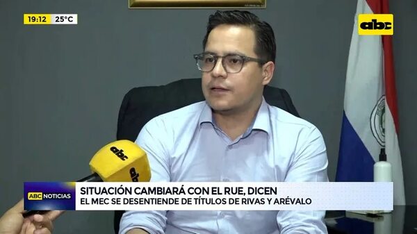 Video: el MEC se desentiende de títulos de Hernán Rivas y Orlando Arévalo - ABC Noticias - ABC Color