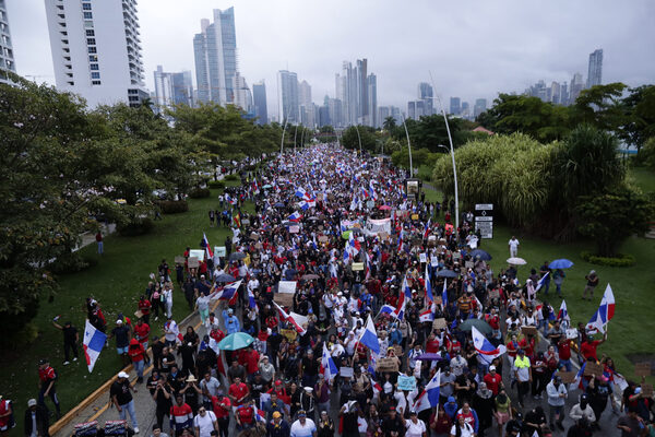 La lluvia no frena a cientos de manifestantes contra un acuerdo minero en Panamá - MarketData