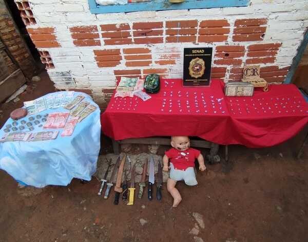 Mujer ocultaba dosis de chespi y cocaína dentro de una muñeca | 1000 Noticias