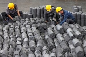 China sacude al mercado automotriz: controla el grafito esencial para baterías eléctricas y amenaza con restricciones - El Trueno