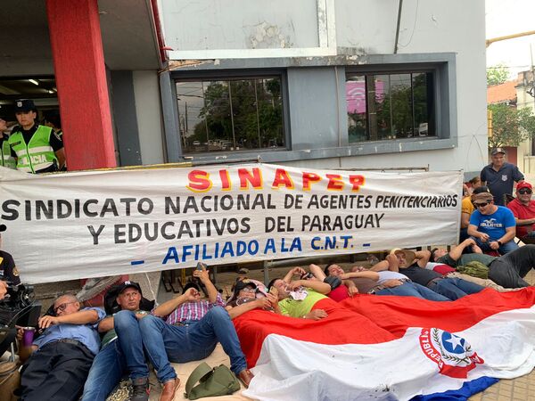 Guardiacárceles de Tacumbú realizan huelga frente al Ministerio de Justicia