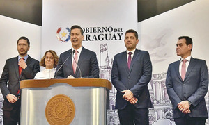 Santiago Peña justifica aumentazo, mientras la gente debe recurrir a polladas