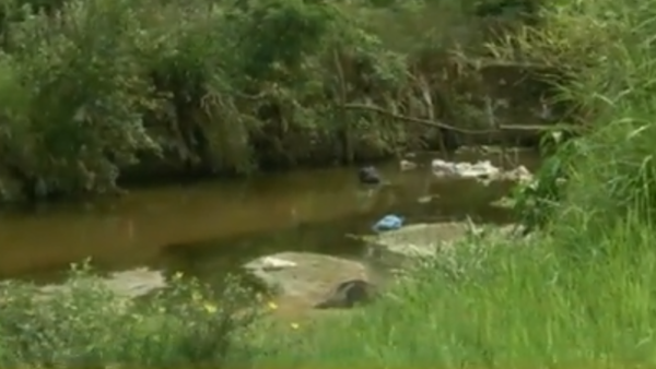 Arroyo contaminado amenaza a vecinos de un barrio de San Lorenzo