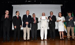 Homenajearon a primeros asambleístas de la UNE y autoridades de esa época