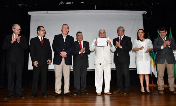 Homenajearon a primeros asambleístas de la UNE y autoridades de esa época