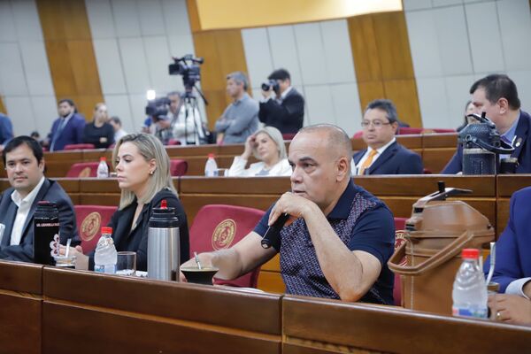 Conflicto de intereses: Senado aprueba modificaciones que excluyen del control a familiares y permiten puertas giratorias · Radio Monumental 1080 AM