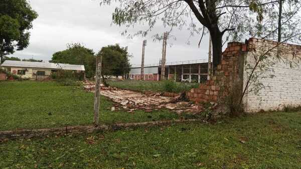 Temporal con vientos huracanados afectó estadio, casas y cultivos en Canindeyú y Alto Paraná