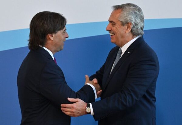 Presidente argentino llega a Montevideo para reunión con sus pares de Paraguay y Uruguay