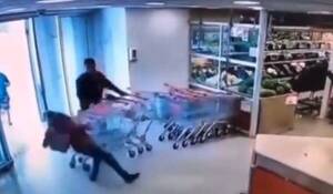 Noqueó a un ladrón ¡de un botellazo! Video se volvió viral