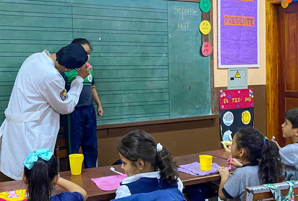 Enseñan a alumnos de varias escuelas a cuidar la dentadura - La Clave
