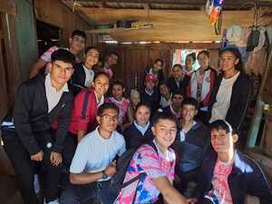 Estudiantes de Primavera, Paso Horqueta, ayudan a abuelita anciana