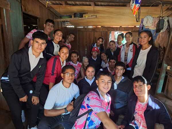 Estudiantes de Primavera, Paso Horqueta, ayudan a abuelita anciana