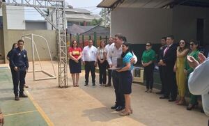 Gobernador Juancho Acosta sigue con entrega de notebooks para escuelas del Amambay