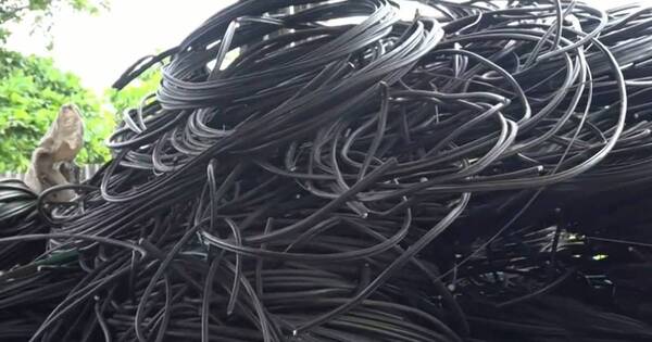 La Nación / Villa Elisa: allanan depósito donde guardaban cables robados de distintas compañías