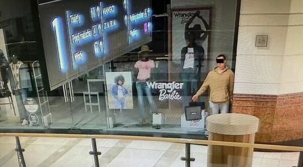 Hombre se hace pasar por maniquí para robar en una tienda