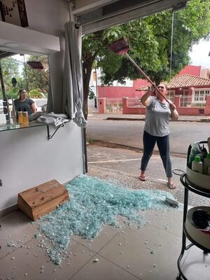 Luque: rompe blíndex con el cuerpo para robar en peluquería  - Policiales - ABC Color