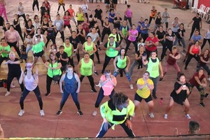 Ofrecen masterclass de zumba gratuita para conmemorar el octubre rosa en San Lorenzo - Unicanal