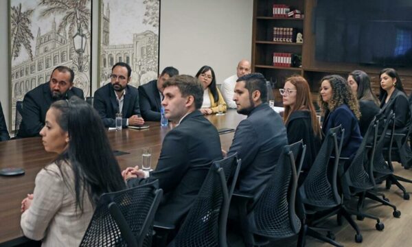 Los desvinculados de Itaipú se reunieron con miembros del gobierno en Mburuvichá Róga