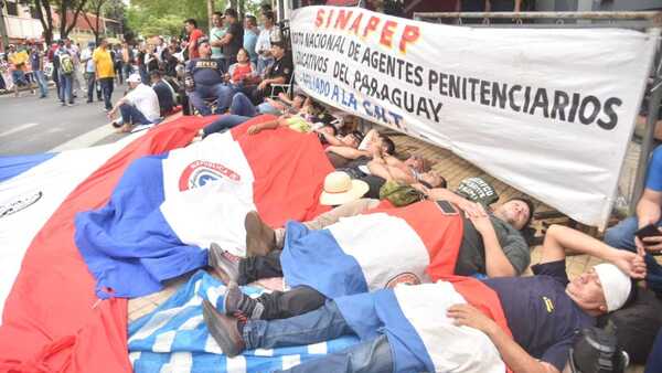 Guardiacárceles llevan cuatro días en huelga de hambre para exigir seguro médico