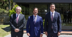 Santiago Peña mantuvo reunión con sus pares de Uruguay y Argentina para tratar preparativos del Mundial 2030