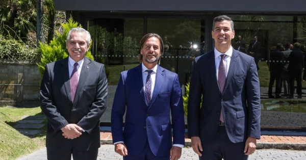 Santiago Peña mantuvo reunión con sus pares de Uruguay y Argentina para tratar preparativos del Mundial 2030