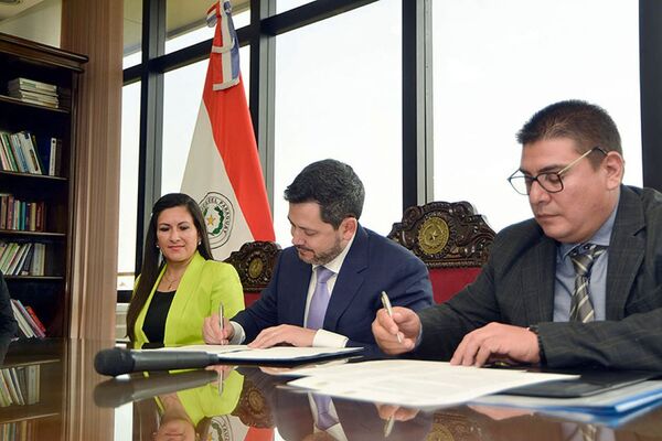 INTENDENTE DE SAN PEDRO DEL PNÁ. CEDIÓ ESPACIO EN LA MUNICIPALIDAD PARA OFICINA PARLAMENTARIA  - Itapúa Noticias