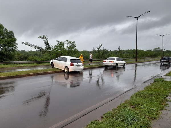 Vehículo pierde una rueda y atraviesa el paseo central de la avenida Moisés Bertoni