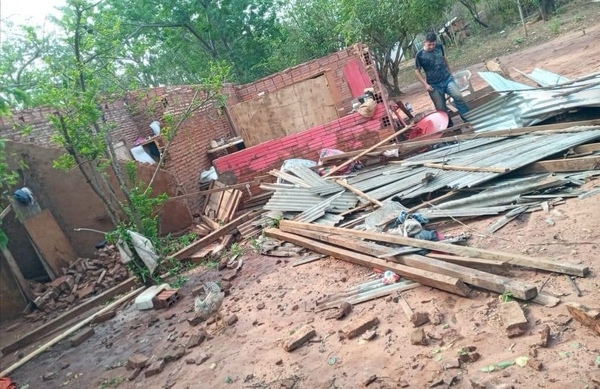 Temporal deja a su paso varias viviendas destechadas en Horqueta
