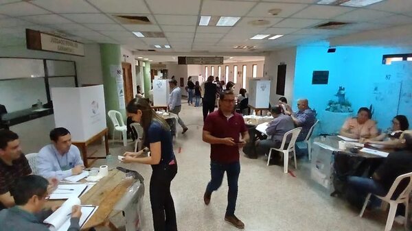 Importante concurrencia de abogados para sufragar en el Poder Judicial de Coronel Oviedo - Nacionales - ABC Color
