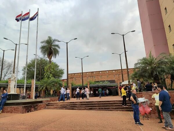 Una gran afluencia de abogados acuden a sufragar en el Palacio de Justicia de Caacupé - Nacionales - ABC Color