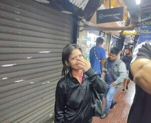 Mujer fue arrastrada por raudal y se salvó de milagro
