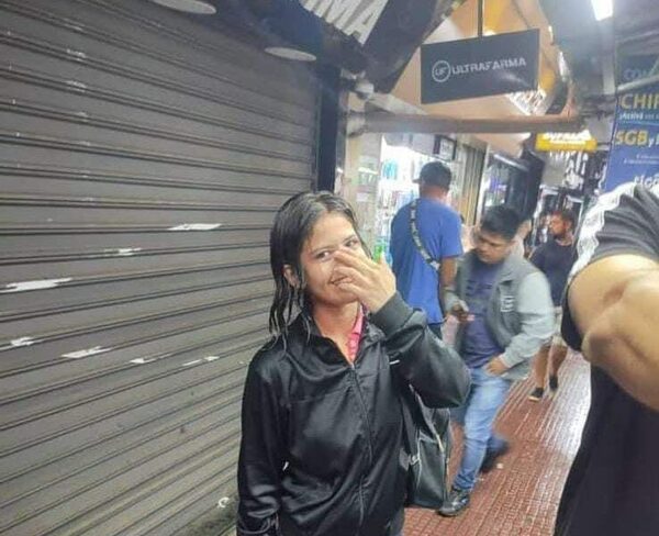 Mujer fue arrastrada por raudal y se salvó de milagro