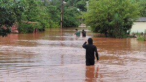 Desborde de arroyos en CDE deja decenas de casas inundadas