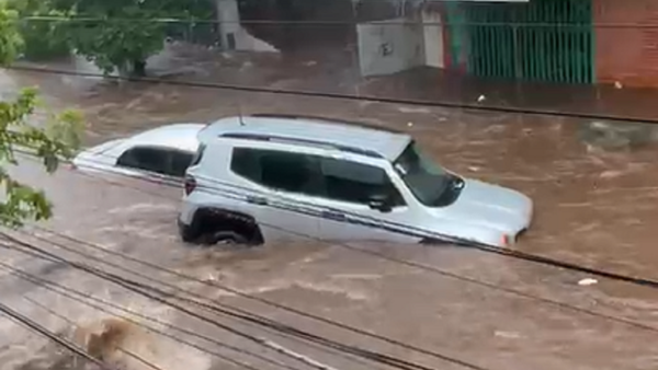 Raudal causa estragos en Luque, con varios autos arrastrados